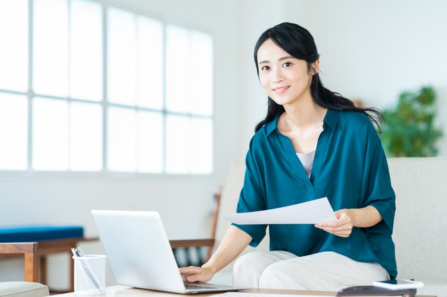 書類を準備している女性